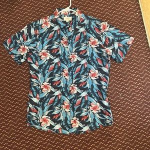 Size M Hawaiian button up tee. never worn